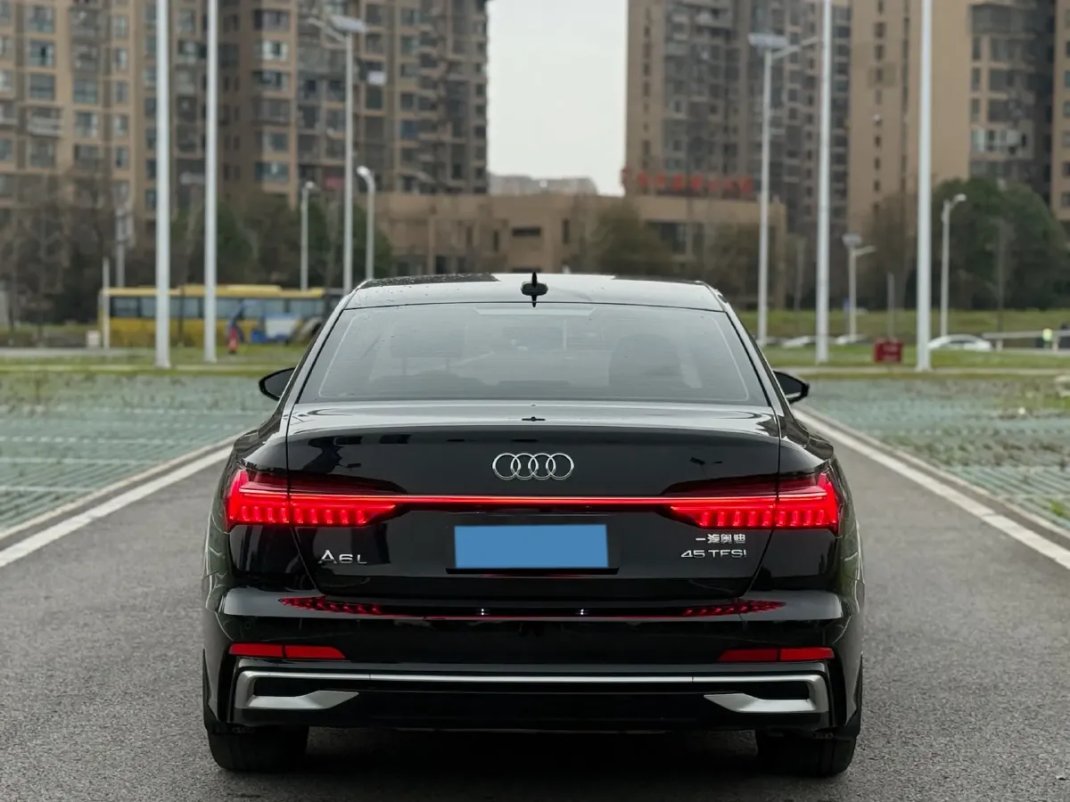 2025 Audi A6L 2.0T 245HP L4 7DCT,autocango,china used car exporter,china ev exporter,chinese used car exporter,chinese used ev exporter