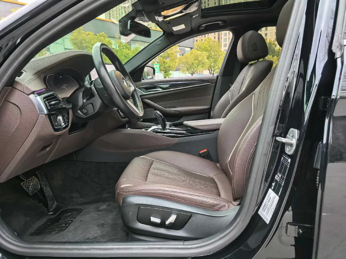 2022 BMW 5 Series 2.0T 184HP L4 8AT,autocango,china used car exporter,china ev exporter,chinese used car exporter,chinese used ev exporter