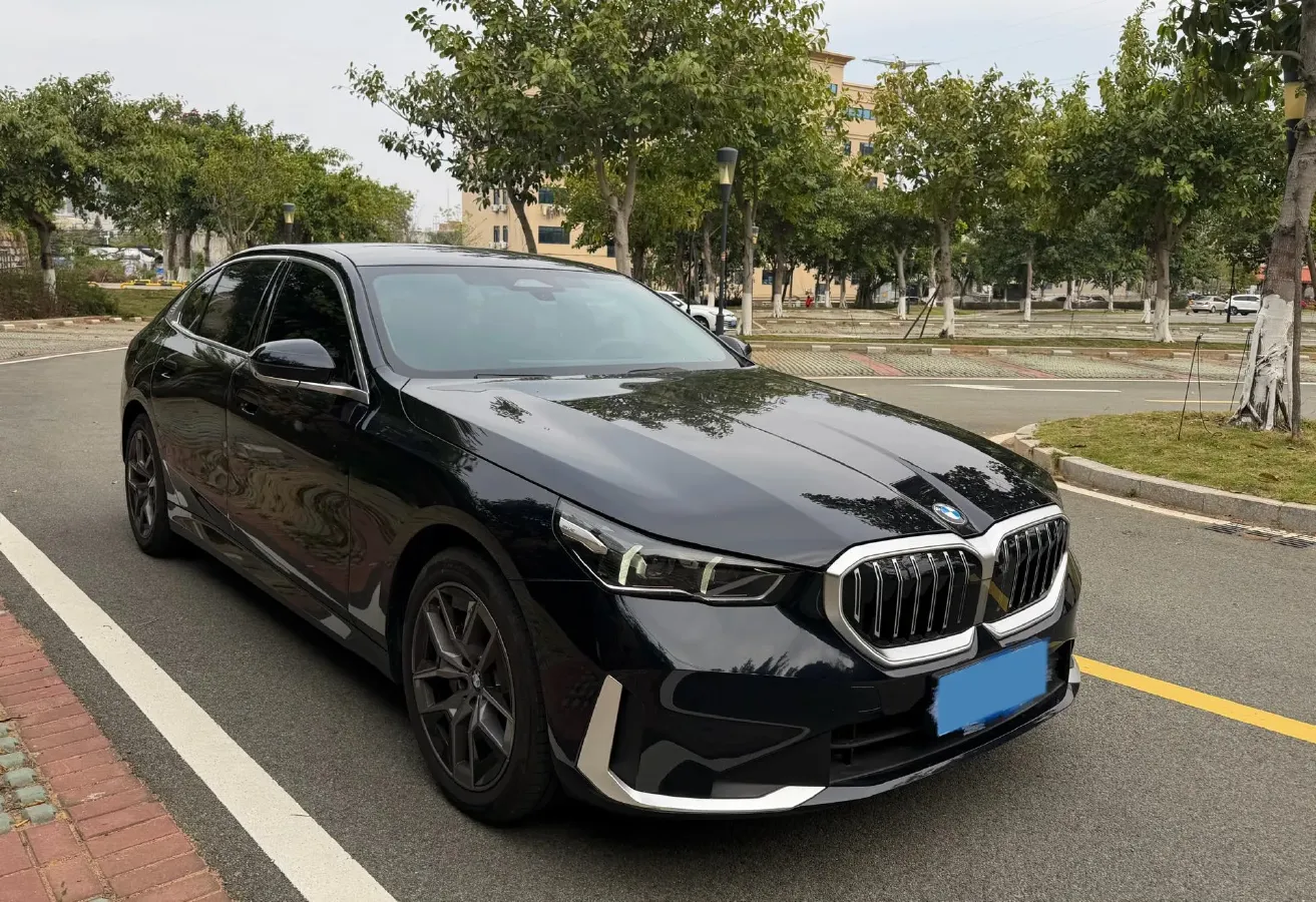 2024 BMW 5 Series 2.0T 258HP L4 8AT,autocango,china used car exporter,china ev exporter,chinese used car exporter,chinese used ev exporter