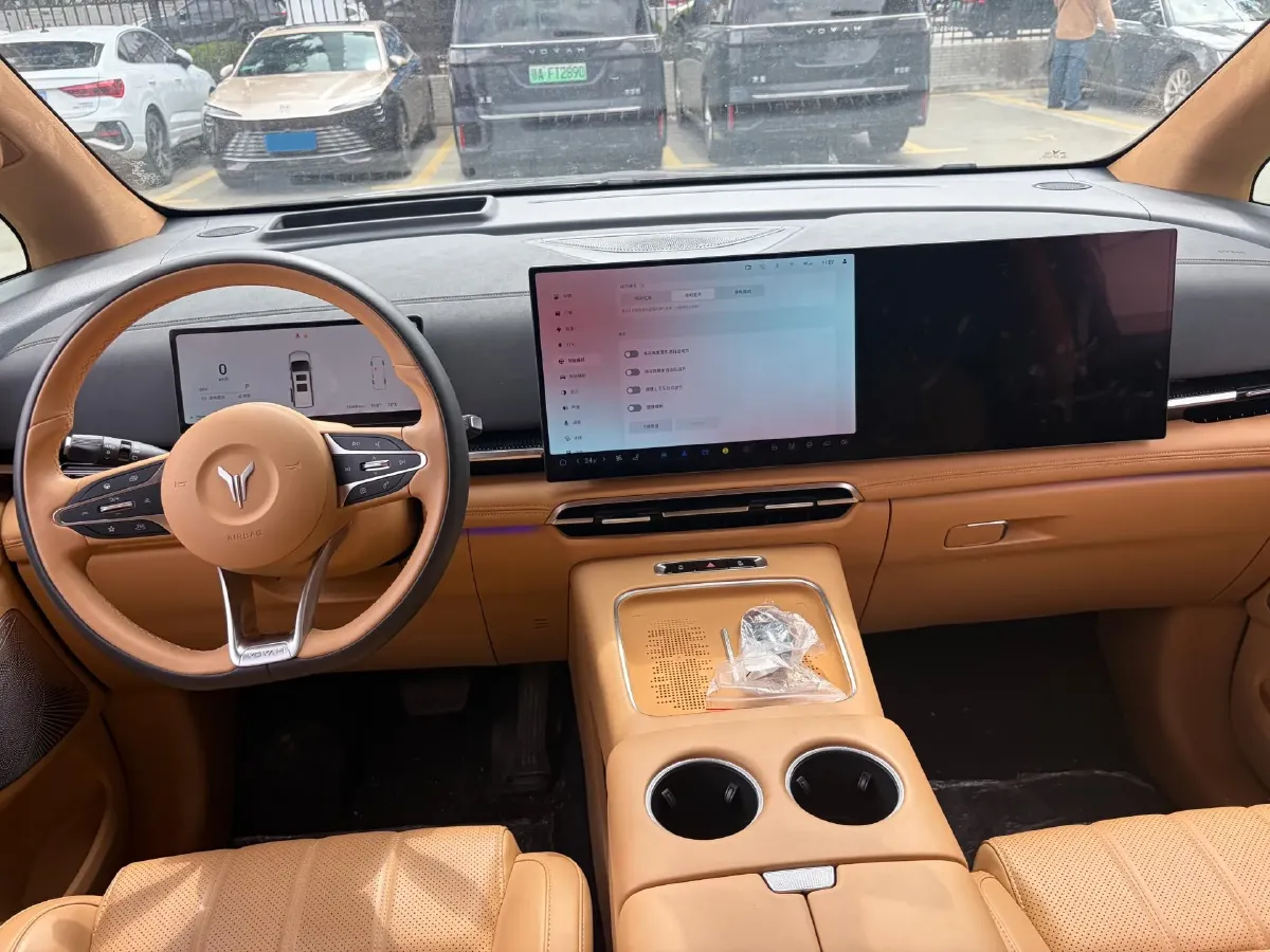 2025 Voyah Dream 1.5T 150HP L4 PHEV 41.7KWH,autocango,china used car exporter,china ev exporter,chinese used car exporter,chinese used ev exporter