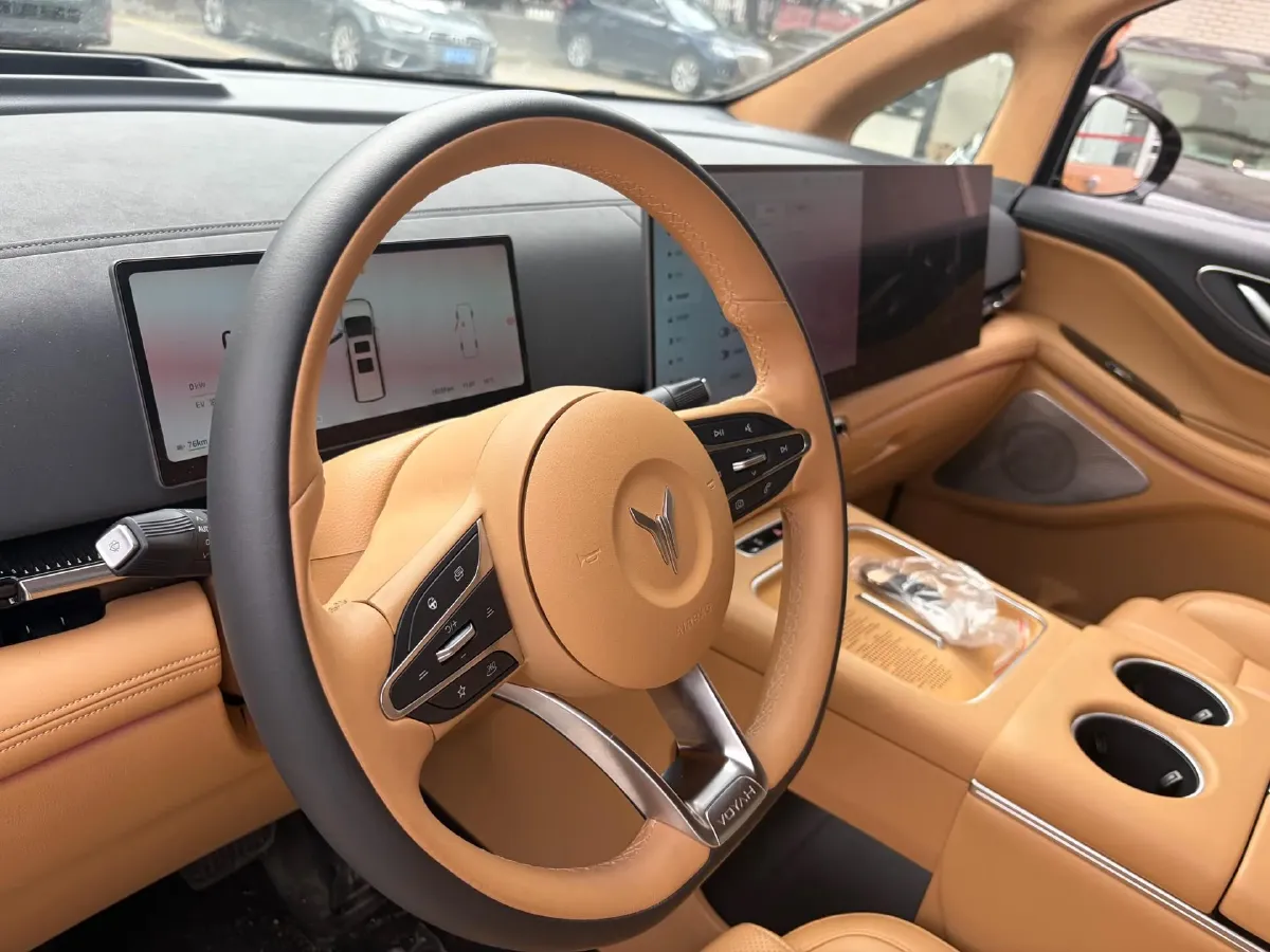 2025 Voyah Dream 1.5T 150HP L4 PHEV 41.7KWH,autocango,china used car exporter,china ev exporter,chinese used car exporter,chinese used ev exporter