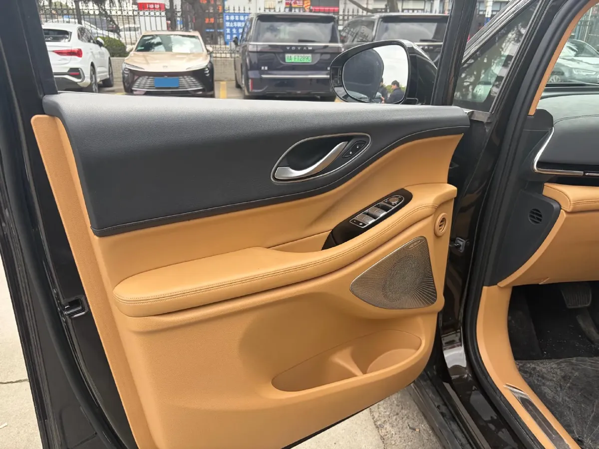 2025 Voyah Dream 1.5T 150HP L4 PHEV 41.7KWH,autocango,china used car exporter,china ev exporter,chinese used car exporter,chinese used ev exporter
