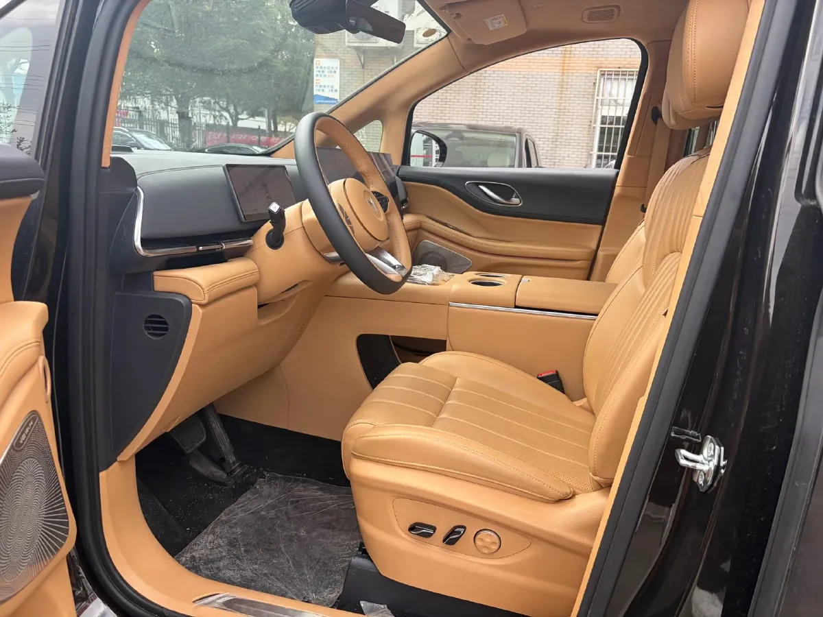 2025 Voyah Dream 1.5T 150HP L4 PHEV 41.7KWH,autocango,china used car exporter,china ev exporter,chinese used car exporter,chinese used ev exporter