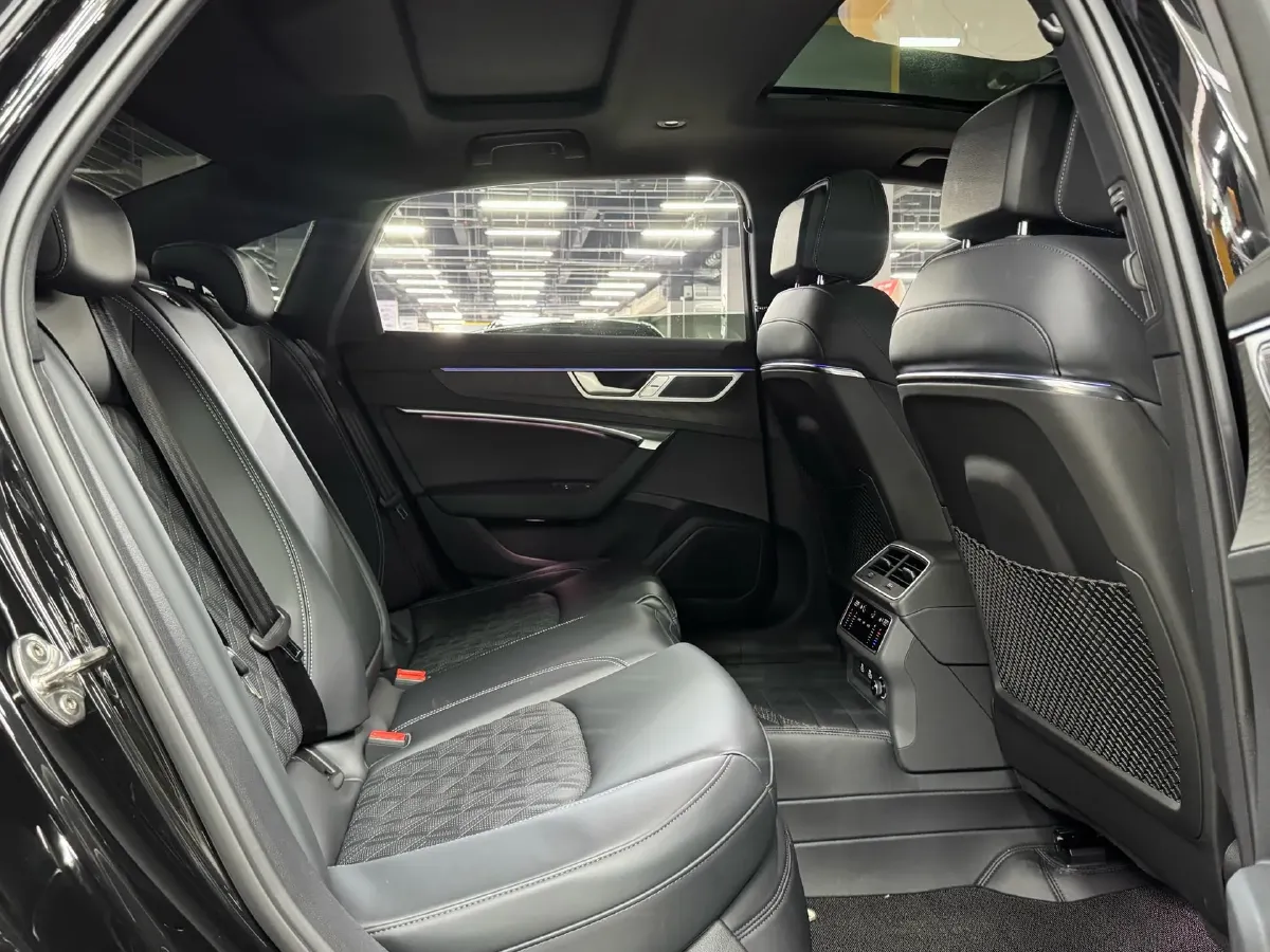 2025 Audi A6L 2.0T 245HP L4 7DCT,autocango,china used car exporter,china ev exporter,chinese used car exporter,chinese used ev exporter