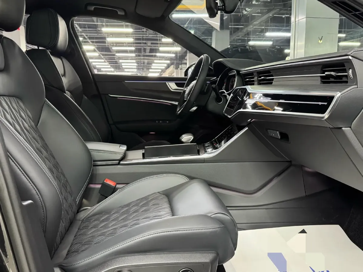 2025 Audi A6L 2.0T 245HP L4 7DCT,autocango,china used car exporter,china ev exporter,chinese used car exporter,chinese used ev exporter