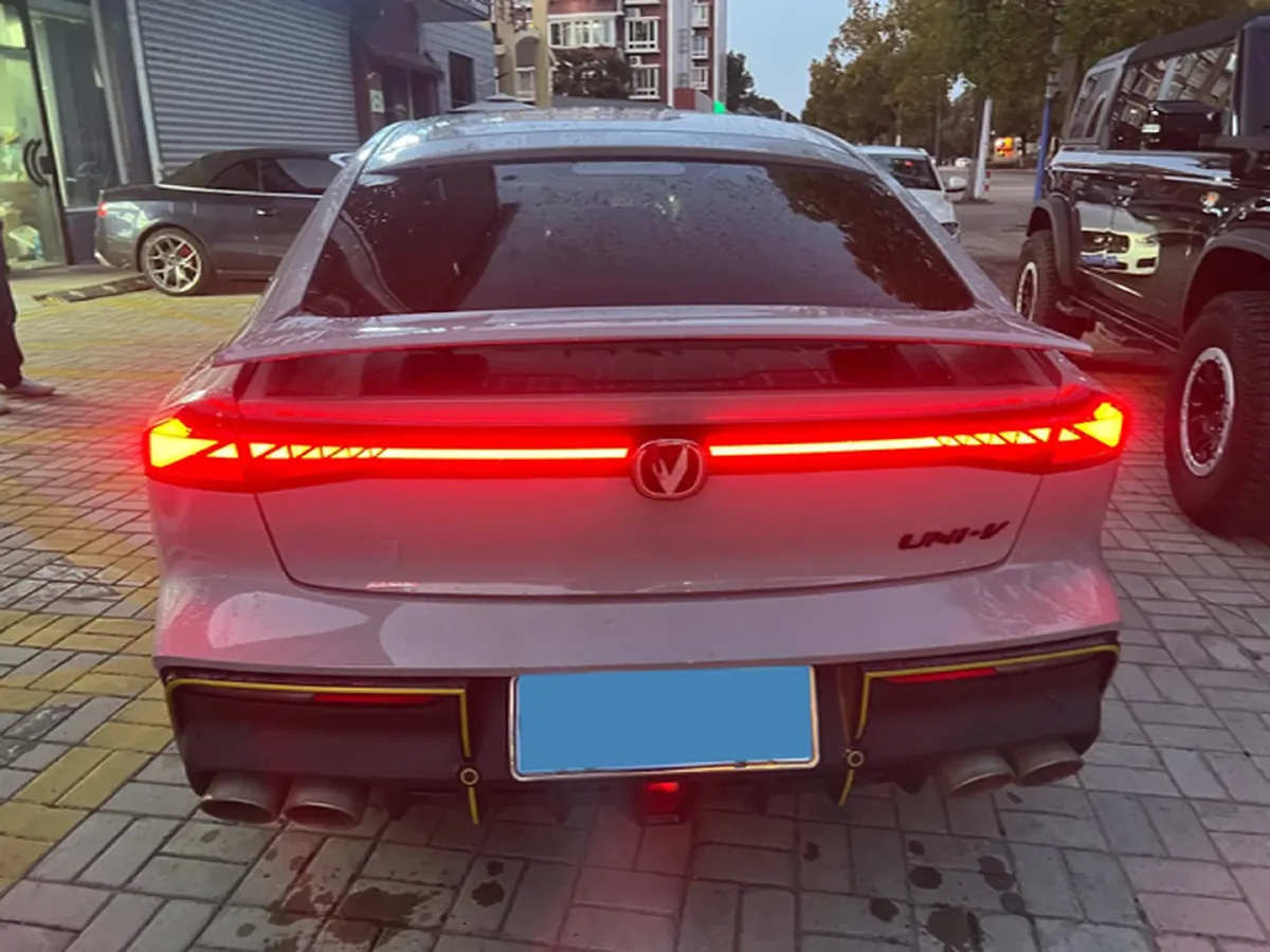 2023 ChangAn UNI-V 2.0T 233HP L4 8AT,autocango,china used car exporter,china ev exporter,chinese used car exporter,chinese used ev exporter