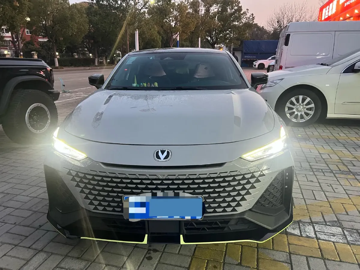 2023 ChangAn UNI-V 2.0T 233HP L4 8AT,autocango,china used car exporter,china ev exporter,chinese used car exporter,chinese used ev exporter