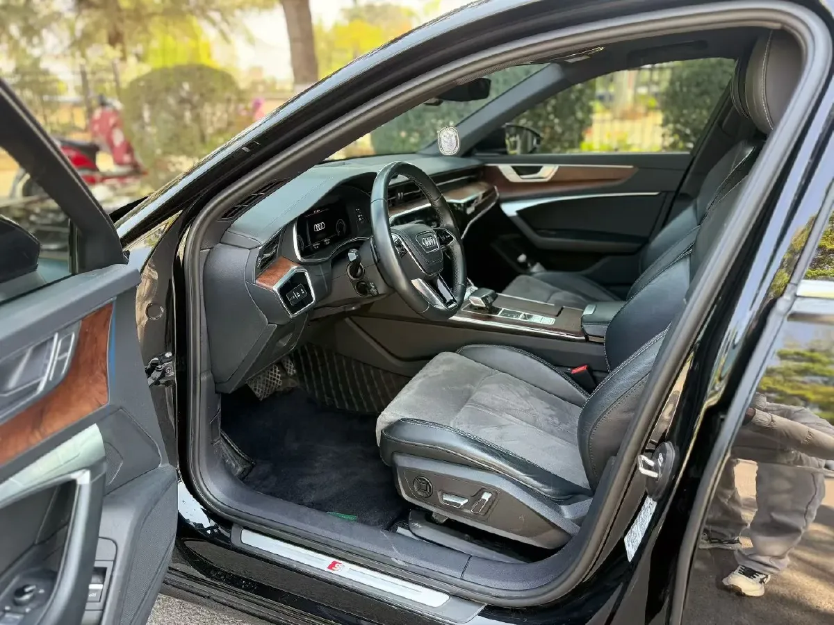 2022 Audi A6L 2.0T 224HP L4 7DCT,autocango,china used car exporter,china ev exporter,chinese used car exporter,chinese used ev exporter