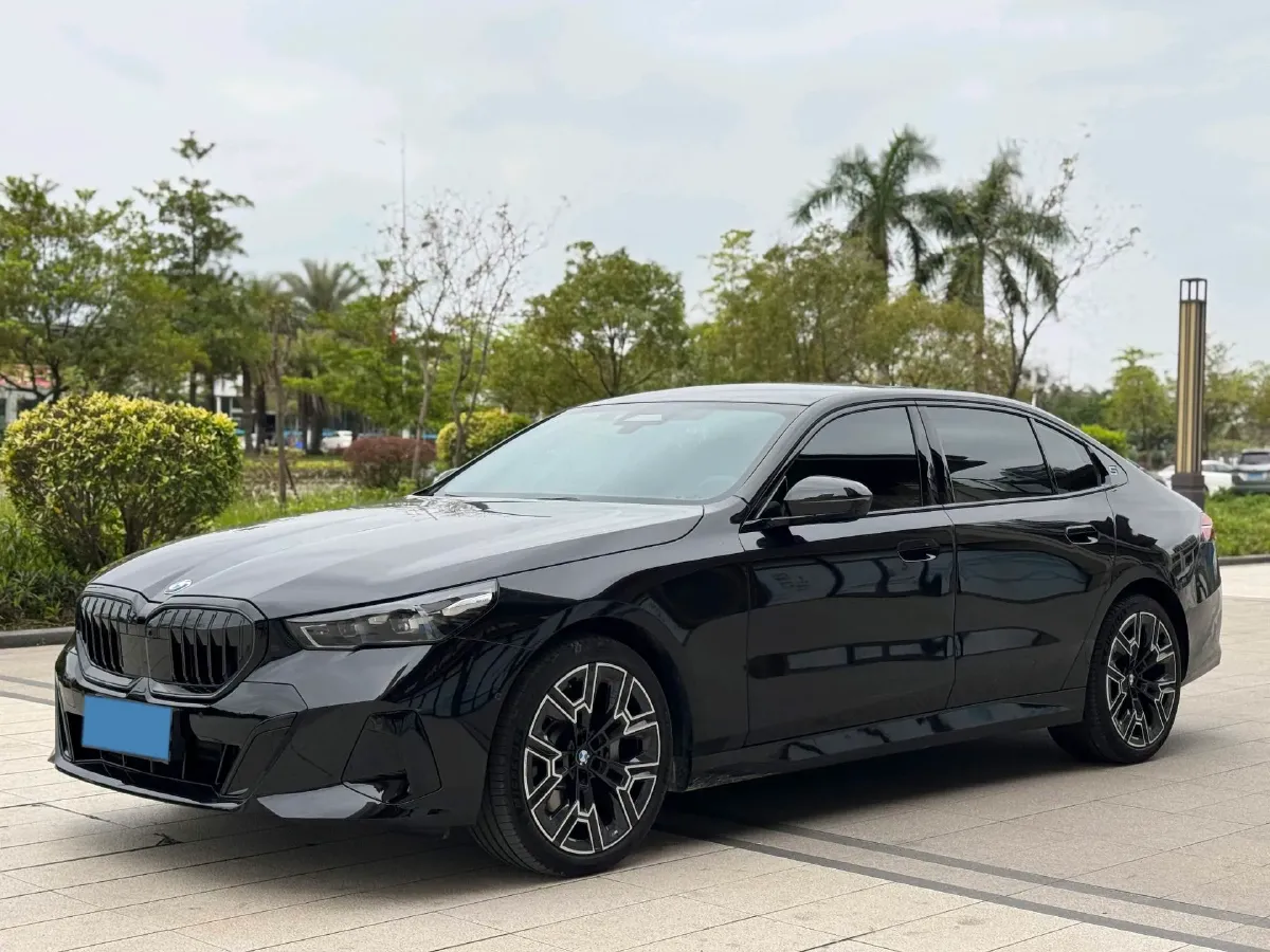 2025 BMW 5 Series 2.0T 258HP L4 8AT,autocango,china used car exporter,china ev exporter,chinese used car exporter,chinese used ev exporter