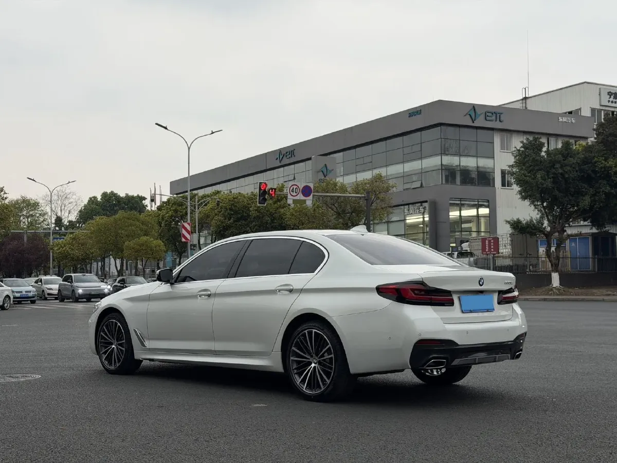 2022 BMW 5 Series 2.0T 252HP L4 8AT,autocango,china used car exporter,china ev exporter,chinese used car exporter,chinese used ev exporter