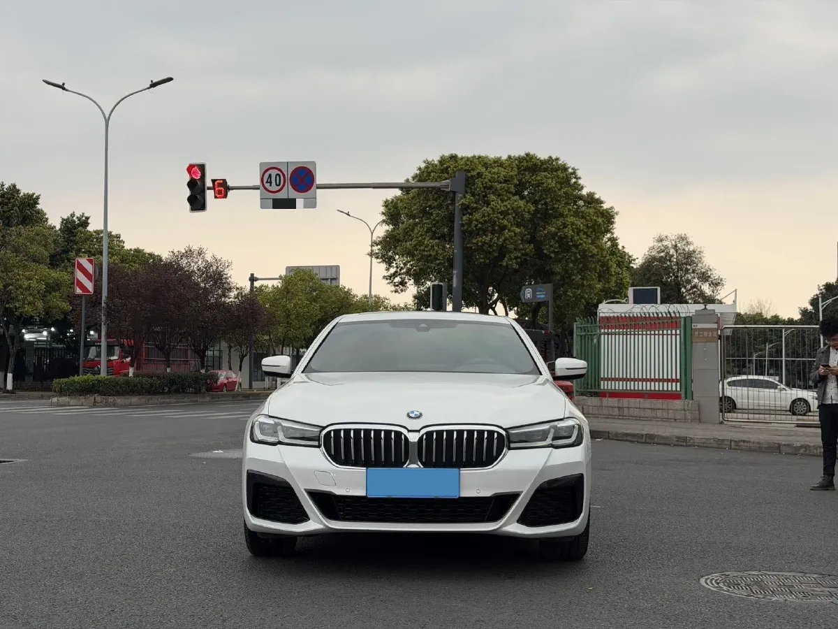 2022 BMW 5 Series 2.0T 252HP L4 8AT,autocango,china used car exporter,china ev exporter,chinese used car exporter,chinese used ev exporter
