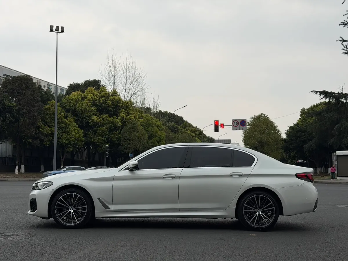 2022 BMW 5 Series 2.0T 252HP L4 8AT,autocango,china used car exporter,china ev exporter,chinese used car exporter,chinese used ev exporter