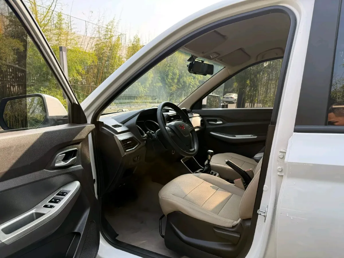 2021 WuLing RongGuang New Truck 1.5L 99HP L4 5MT,autocango,china used car exporter,china ev exporter,chinese used car exporter,chinese used ev exporter