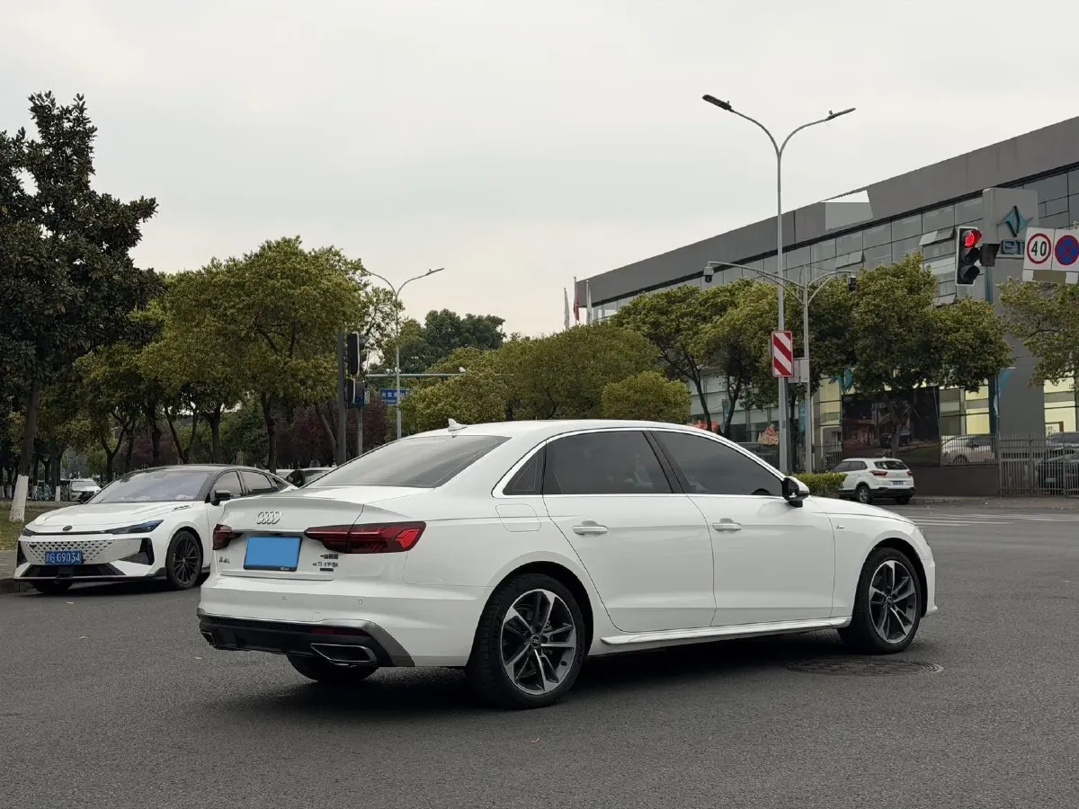 2023 Audi A4L 2.0T 190HP L4 7DCT,autocango,china used car exporter,china ev exporter,chinese used car exporter,chinese used ev exporter