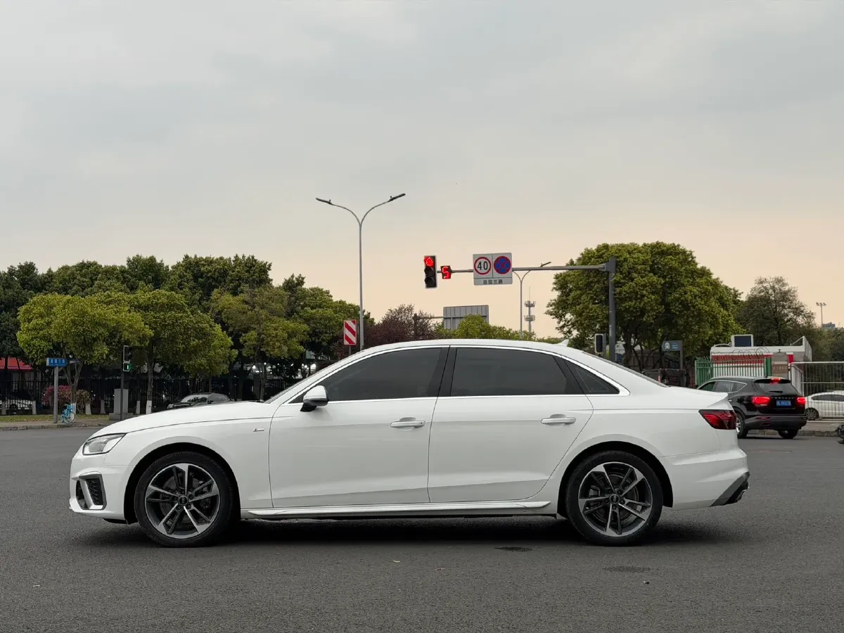 2023 Audi A4L 2.0T 190HP L4 7DCT,autocango,china used car exporter,china ev exporter,chinese used car exporter,chinese used ev exporter