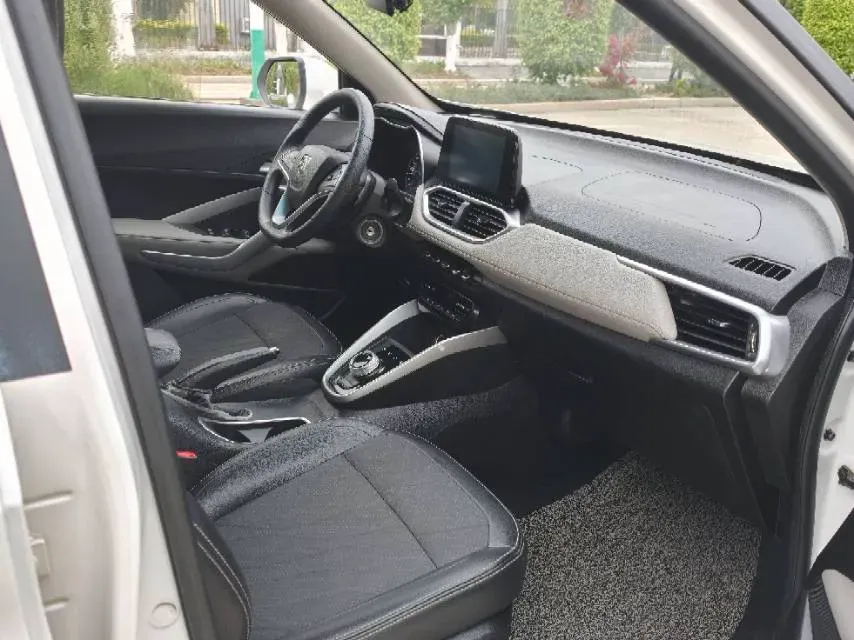 2017 BaoJun 310W 1.5L 105HP L4 6MT,autocango,china used car exporter,china ev exporter,chinese used car exporter,chinese used ev exporter