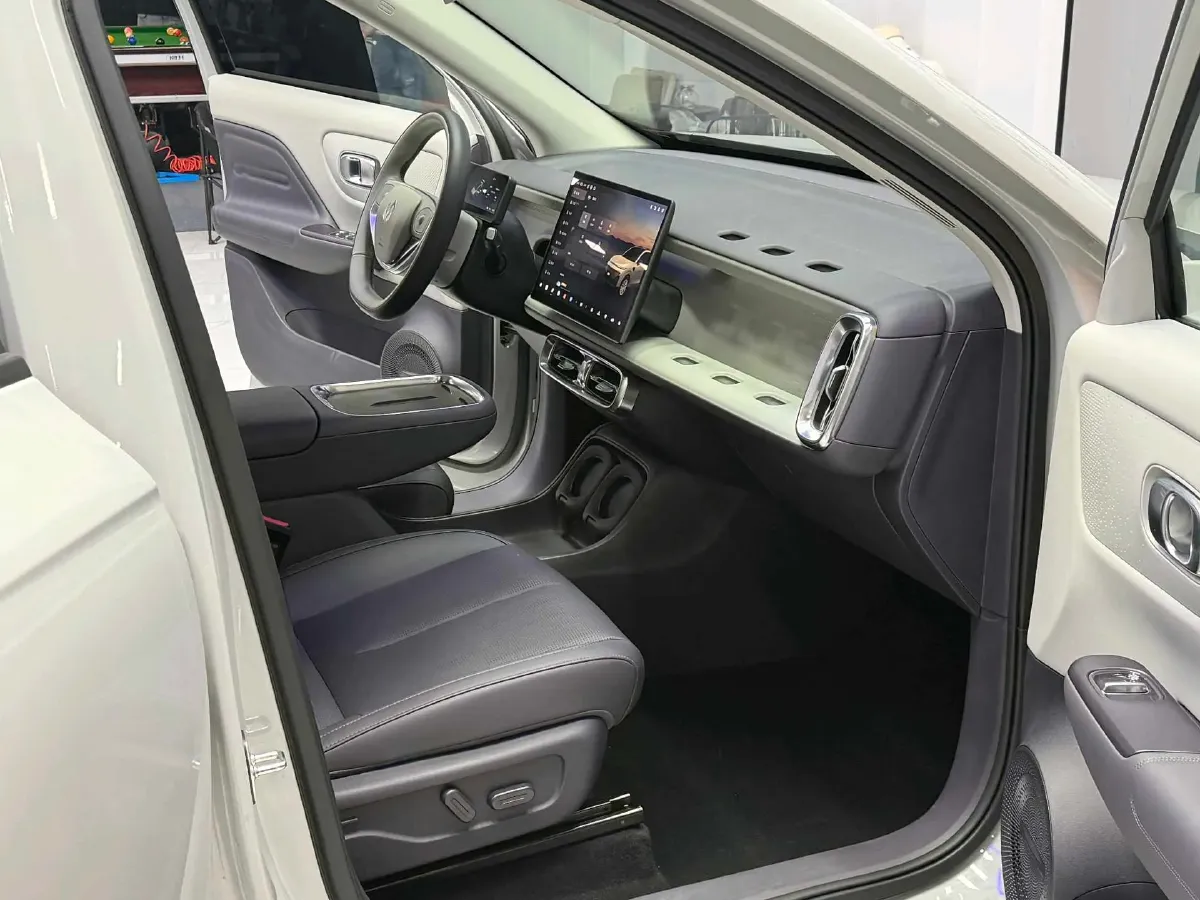 2025 Leapmotor B10 BEV 67.1KWH,autocango,china used car exporter,china ev exporter,chinese used car exporter,chinese used ev exporter