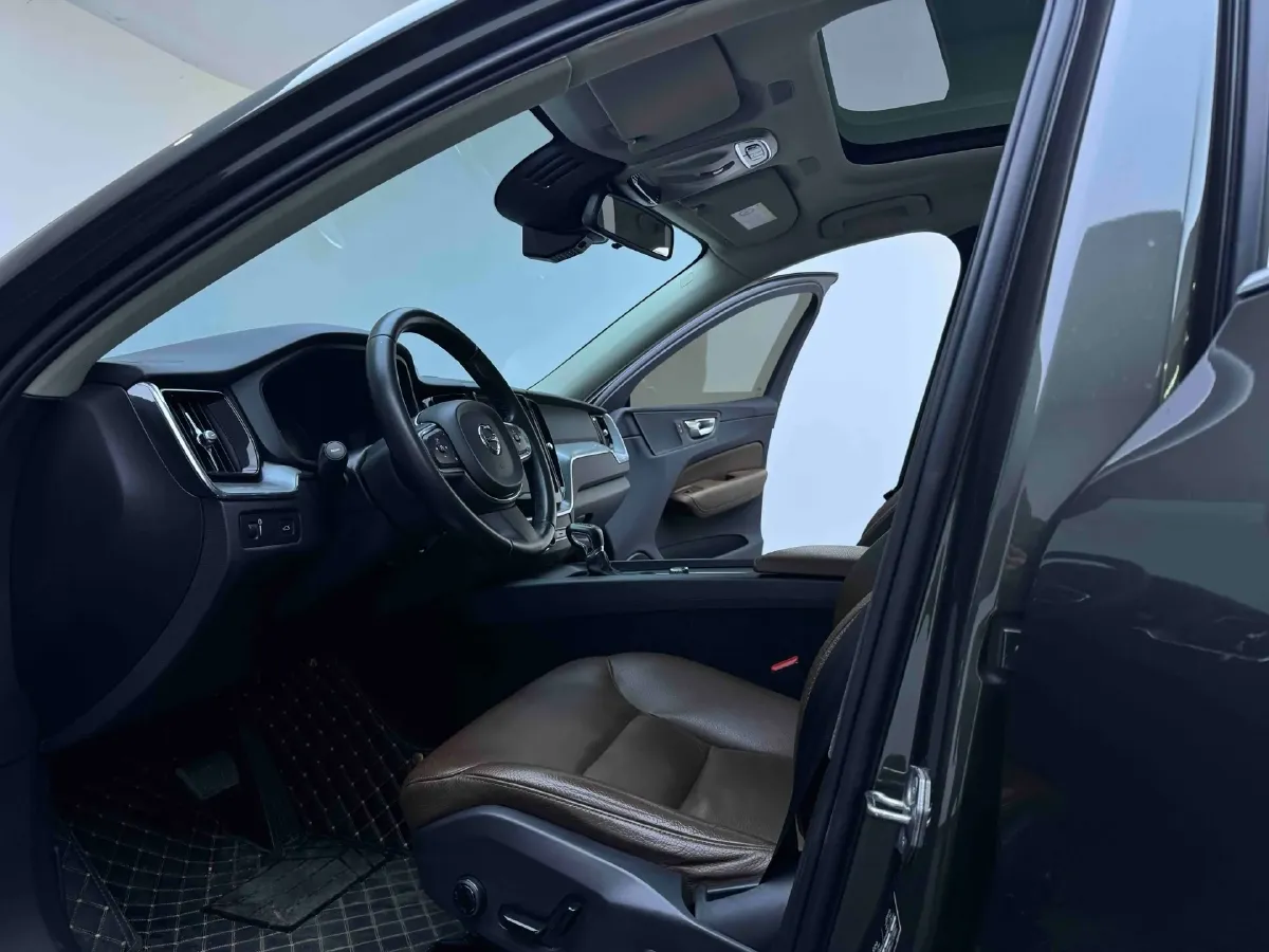 2018 Volvo XC60 2.0T 254HP L4 8AT,autocango,china used car exporter,china ev exporter,chinese used car exporter,chinese used ev exporter