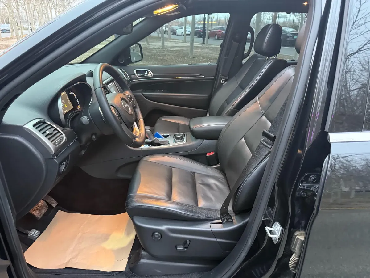 2017 Jeep Grand Cherokee 3.6L 286HP V6 8AT,autocango,china used car exporter,china ev exporter,chinese used car exporter,chinese used ev exporter