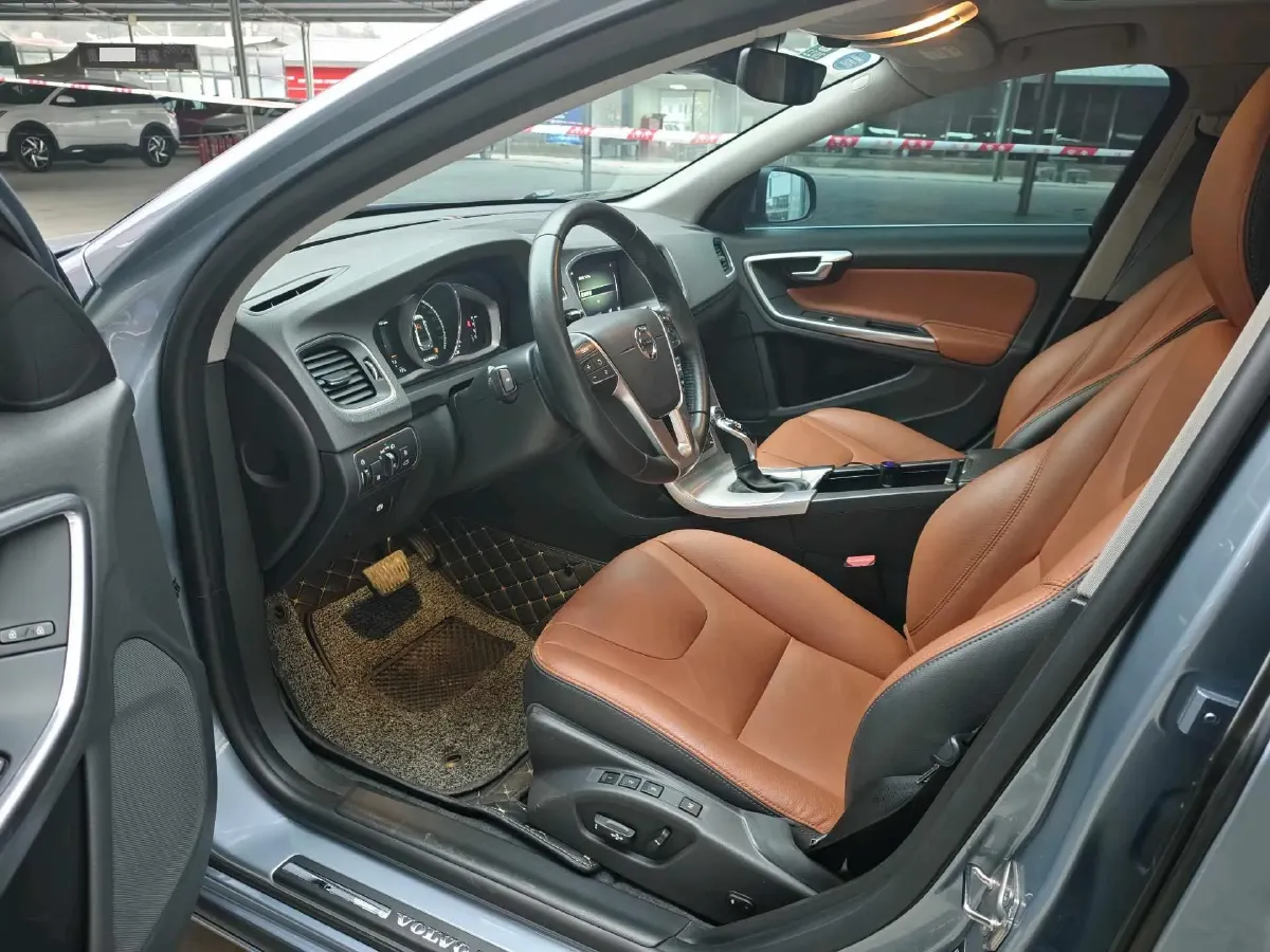 2018 Volvo S60 2.0T 190HP L4 6AT,autocango,china used car exporter,china ev exporter,chinese used car exporter,chinese used ev exporter