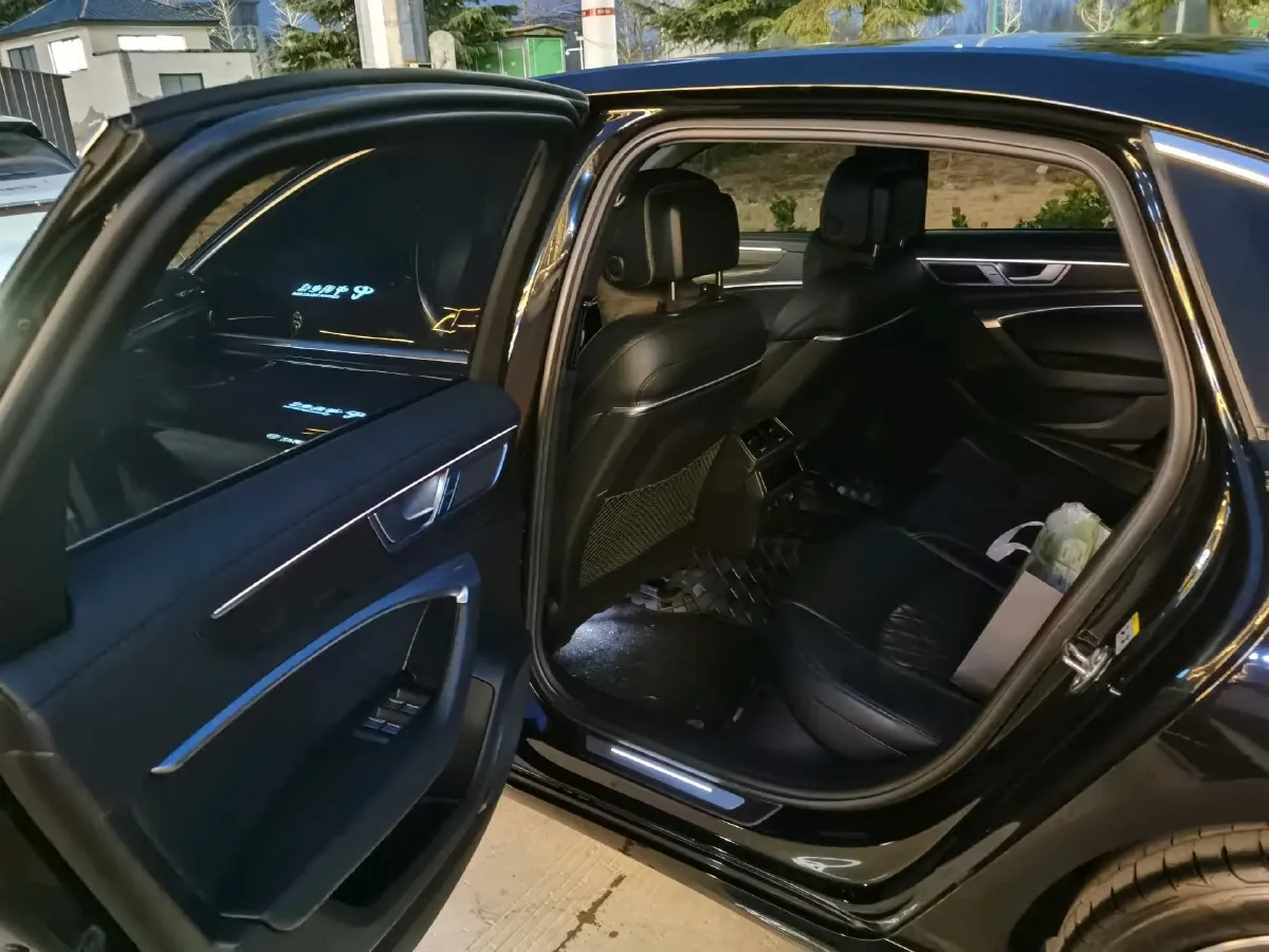 2025 Audi A6L 2.0T 245HP L4 7DCT,autocango,china used car exporter,china ev exporter,chinese used car exporter,chinese used ev exporter