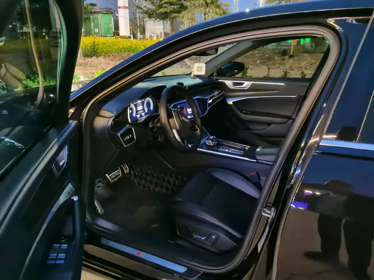 2025 Audi A6L 2.0T 245HP L4 7DCT,autocango,china used car exporter,china ev exporter,chinese used car exporter,chinese used ev exporter