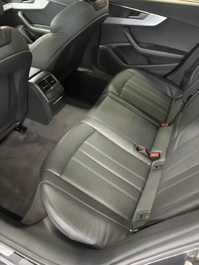 2022 Audi A4L 2.0T 190HP L4 7DCT,autocango,china used car exporter,china ev exporter,chinese used car exporter,chinese used ev exporter