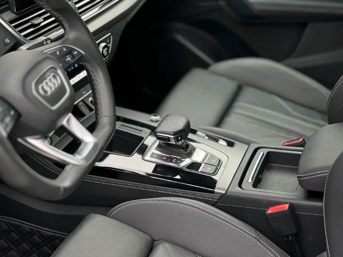 2025 Audi Q5L 2.0T 190HP L4 7DCT,autocango,china used car exporter,china ev exporter,chinese used car exporter,chinese used ev exporter