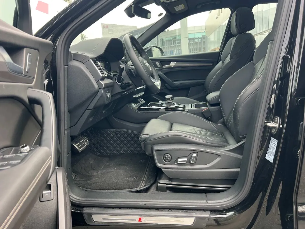 2025 Audi Q5L 2.0T 190HP L4 7DCT,autocango,china used car exporter,china ev exporter,chinese used car exporter,chinese used ev exporter