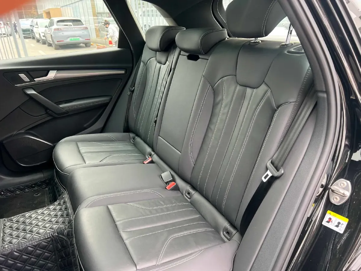 2025 Audi Q5L 2.0T 190HP L4 7DCT,autocango,china used car exporter,china ev exporter,chinese used car exporter,chinese used ev exporter