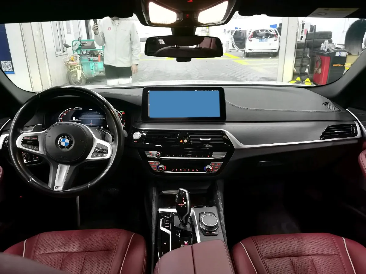 2022 BMW 5 Series 2.0T 252HP L4 8AT,autocango,china used car exporter,china ev exporter,chinese used car exporter,chinese used ev exporter