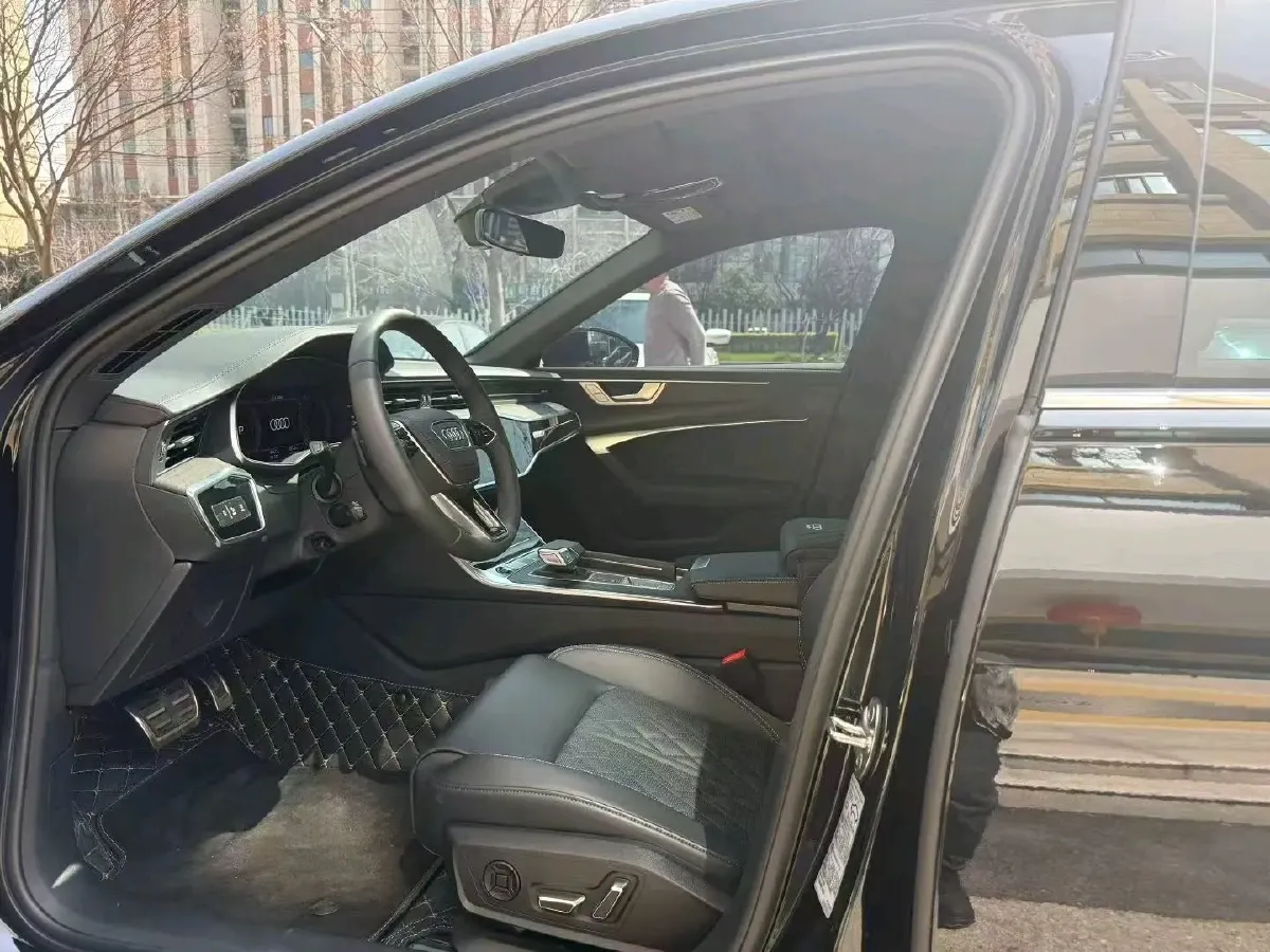 2025 Audi A6L 2.0T 245HP L4 7DCT,autocango,china used car exporter,china ev exporter,chinese used car exporter,chinese used ev exporter