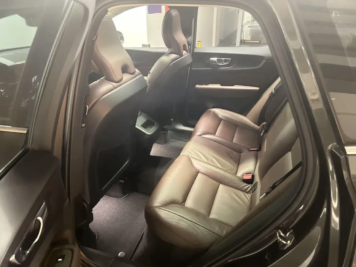 2020 Volvo XC60 2.0T 254HP L4 8AT,autocango,china used car exporter,china ev exporter,chinese used car exporter,chinese used ev exporter