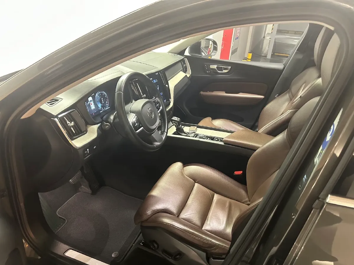 2020 Volvo XC60 2.0T 254HP L4 8AT,autocango,china used car exporter,china ev exporter,chinese used car exporter,chinese used ev exporter