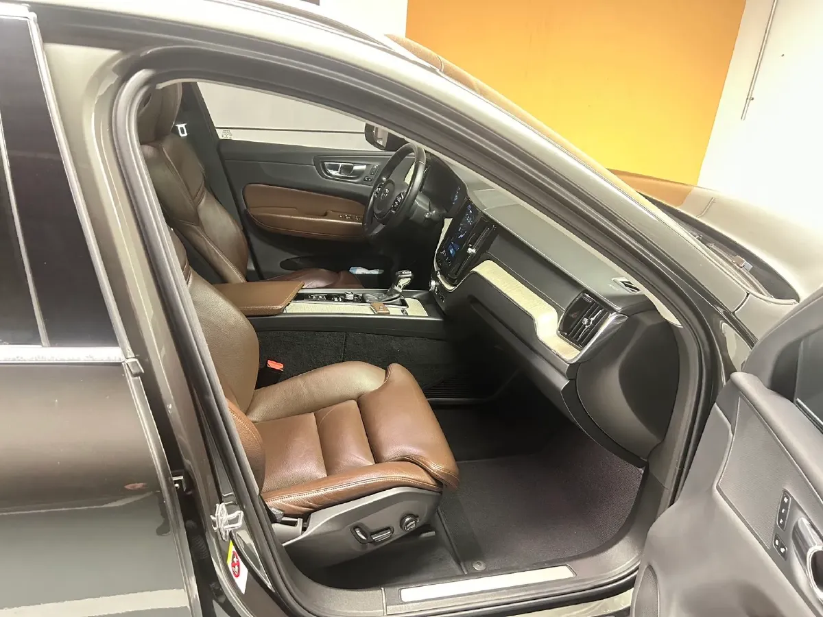 2020 Volvo XC60 2.0T 254HP L4 8AT,autocango,china used car exporter,china ev exporter,chinese used car exporter,chinese used ev exporter