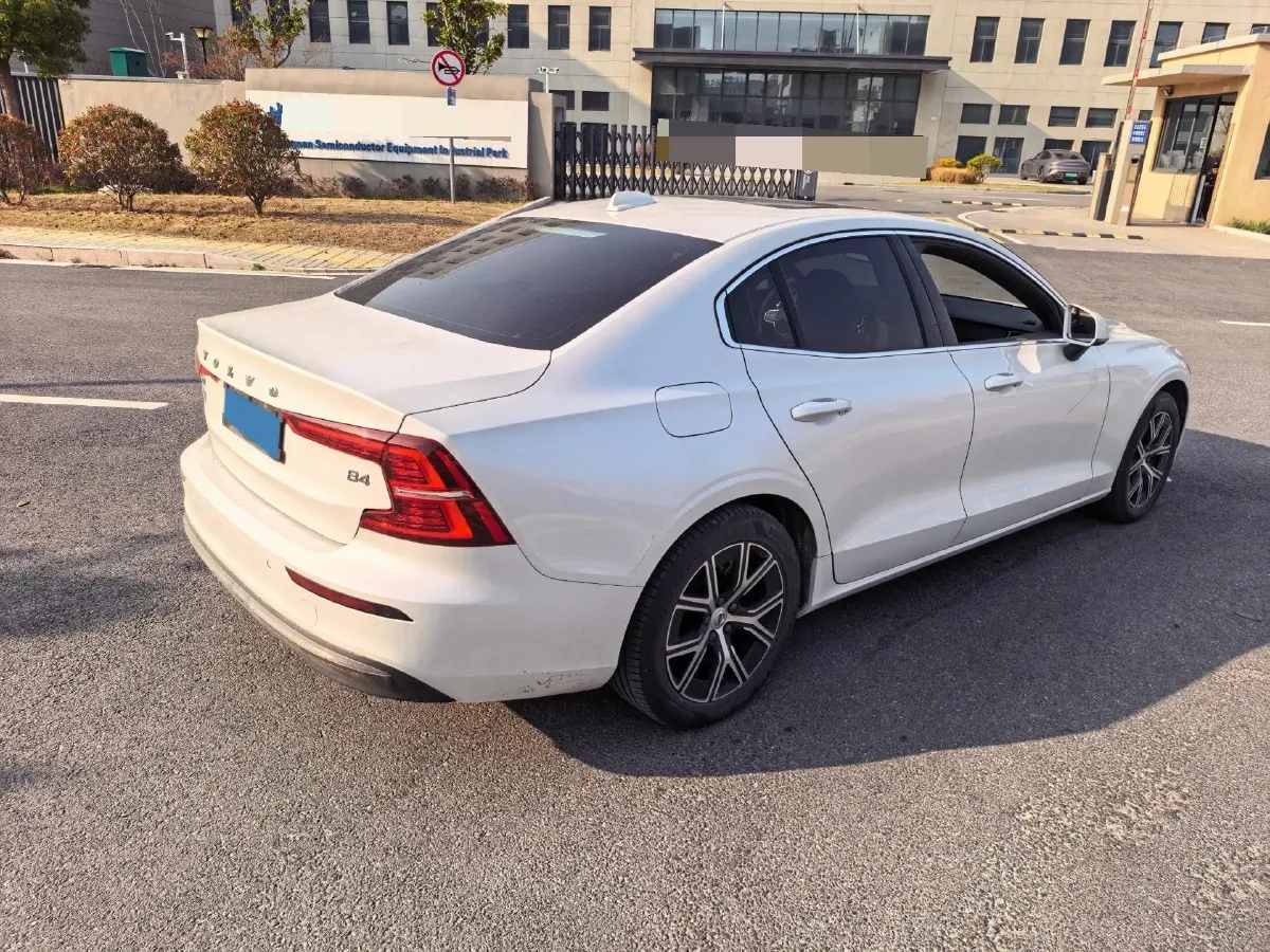 2024 Volvo S60 2.0T 197HP L4 7DCT,autocango,china used car exporter,china ev exporter,chinese used car exporter,chinese used ev exporter