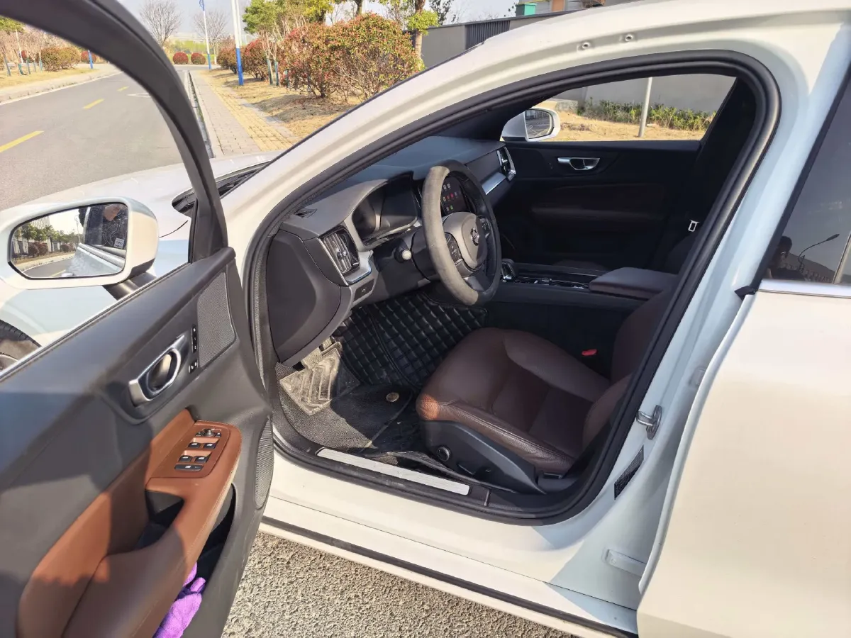 2024 Volvo S60 2.0T 197HP L4 7DCT,autocango,china used car exporter,china ev exporter,chinese used car exporter,chinese used ev exporter