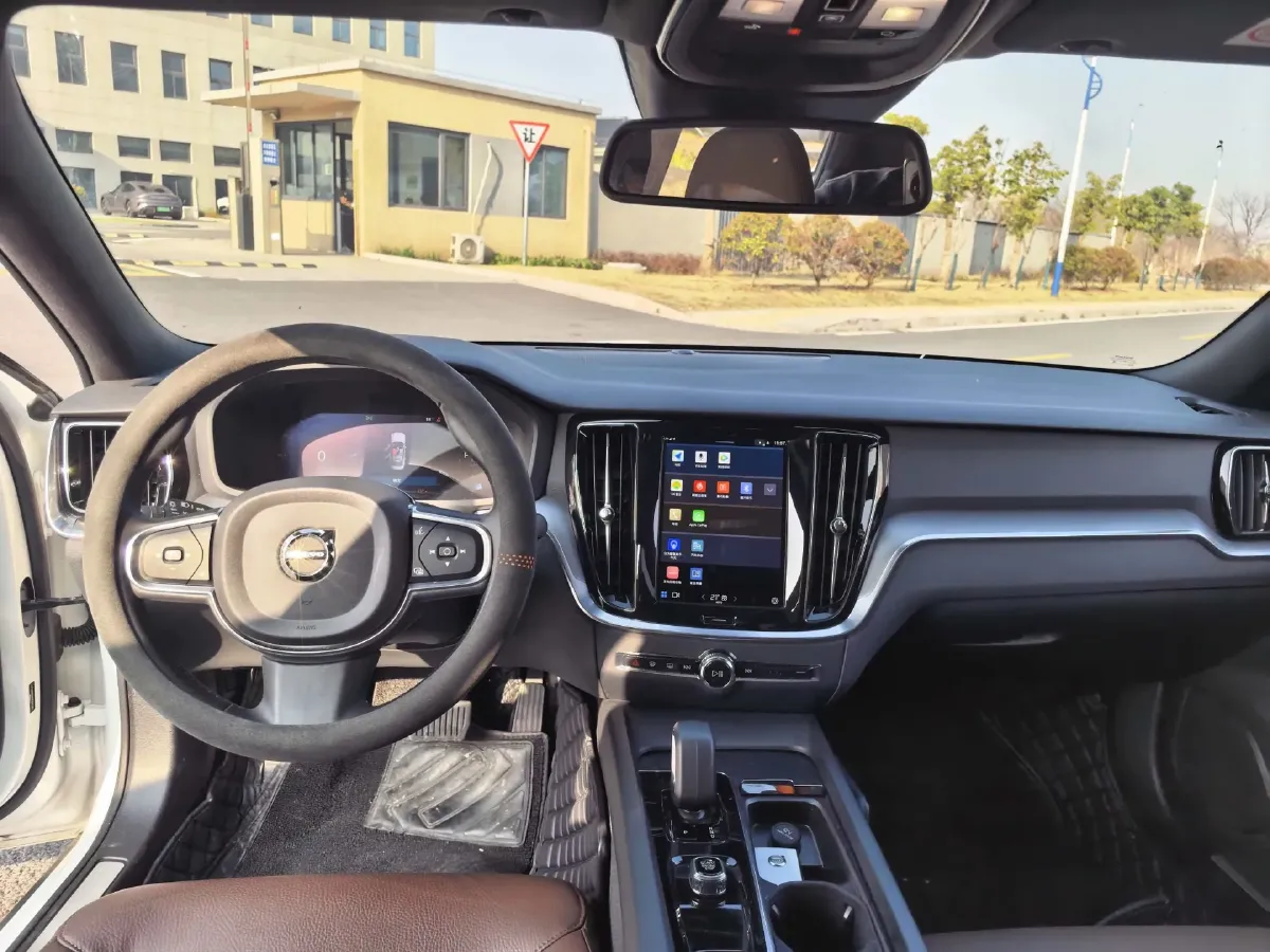 2024 Volvo S60 2.0T 197HP L4 7DCT,autocango,china used car exporter,china ev exporter,chinese used car exporter,chinese used ev exporter