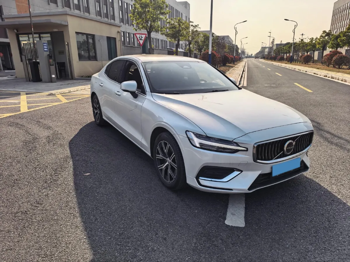2024 Volvo S60 2.0T 197HP L4 7DCT,autocango,china used car exporter,china ev exporter,chinese used car exporter,chinese used ev exporter