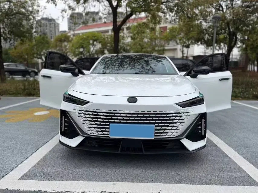 2022 ChangAn UNI-V 1.5T 188HP L4 7DCT,autocango,china used car exporter,china ev exporter,chinese used car exporter,chinese used ev exporter