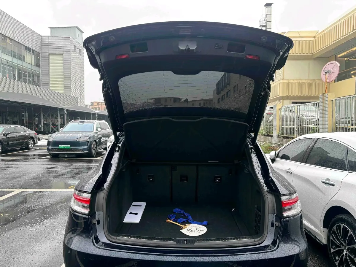 2021 Porsche Macan 2.0T 252HP L4 7DCT,autocango,china used car exporter,china ev exporter,chinese used car exporter,chinese used ev exporter