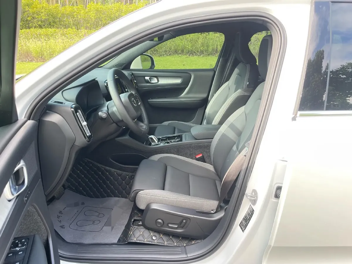 2023 Volvo XC40 2.0T 163HP L4 7DCT,autocango,china used car exporter,china ev exporter,chinese used car exporter,chinese used ev exporter