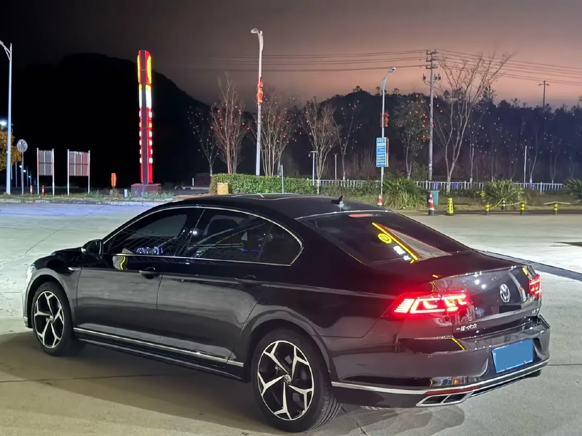 2025 Volkswagen Magotan 2.0T 186HP L4 7DCT,autocango,china used car exporter,china ev exporter,chinese used car exporter,chinese used ev exporter