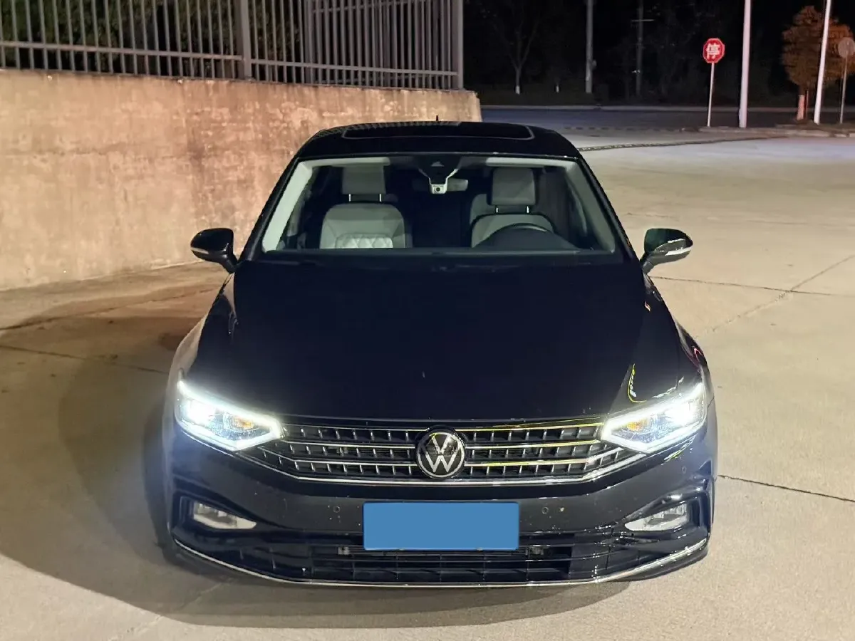 2025 Volkswagen Magotan 2.0T 186HP L4 7DCT,autocango,china used car exporter,china ev exporter,chinese used car exporter,chinese used ev exporter