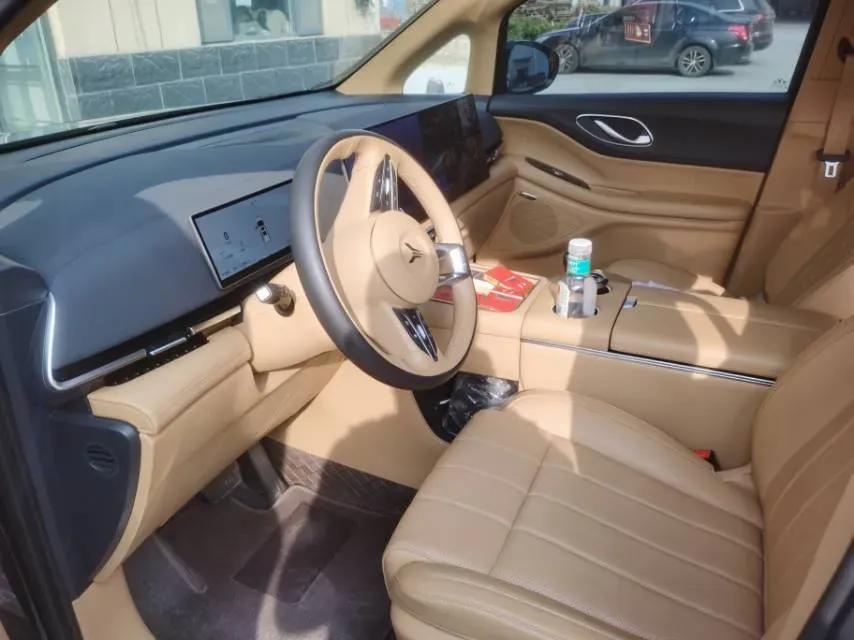 2025 Voyah Dream 1.5T 150HP L4 PHEV 41.7KWH,autocango,china used car exporter,china ev exporter,chinese used car exporter,chinese used ev exporter