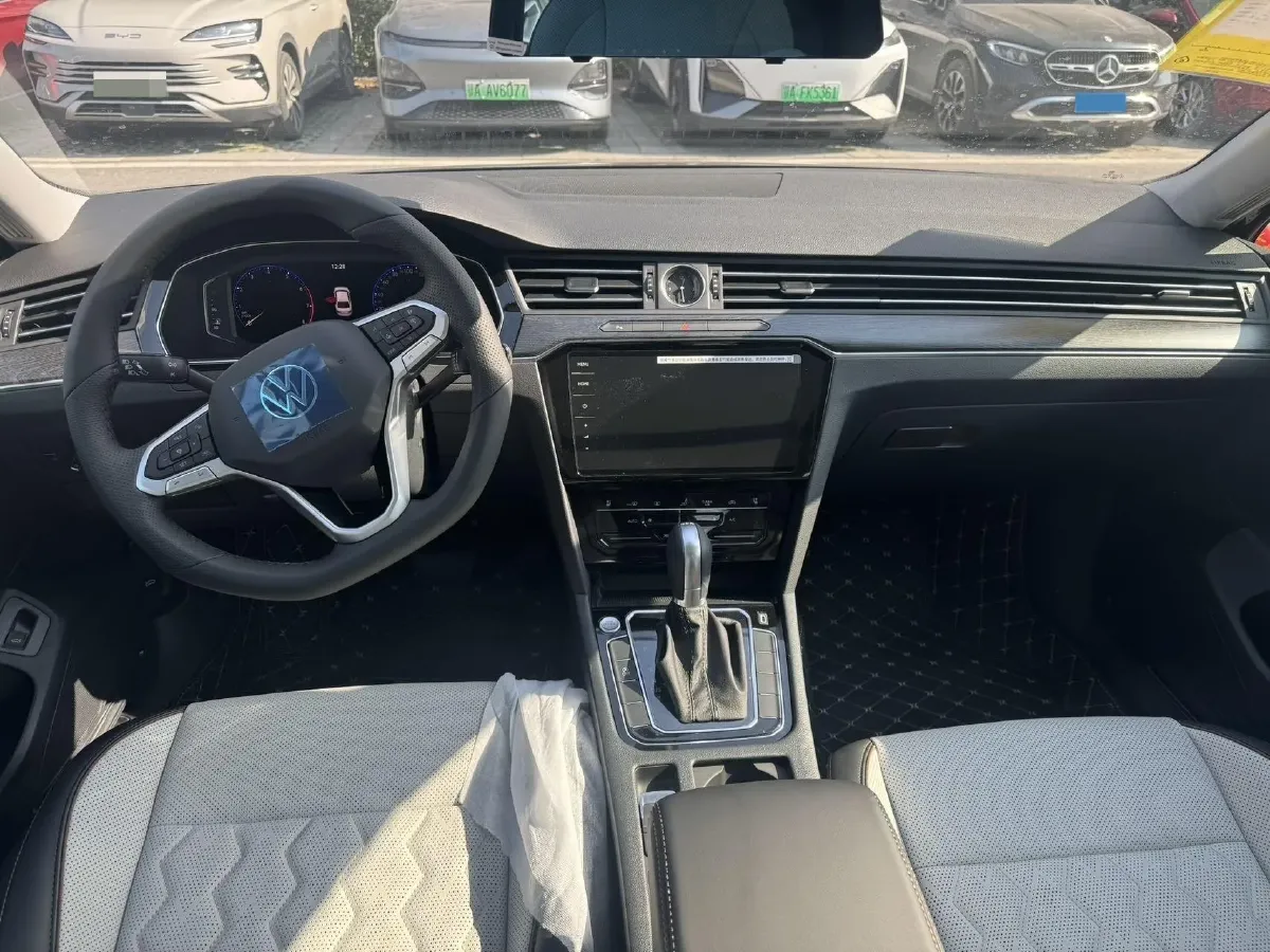 2026 Volkswagen Magotan 2.0T 220HP L4 7DCT,autocango,china used car exporter,china ev exporter,chinese used car exporter,chinese used ev exporter