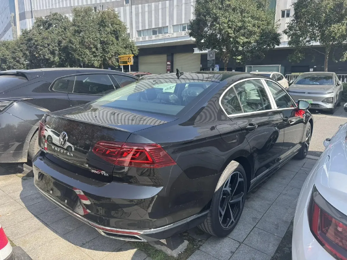 2026 Volkswagen Magotan 2.0T 220HP L4 7DCT,autocango,china used car exporter,china ev exporter,chinese used car exporter,chinese used ev exporter
