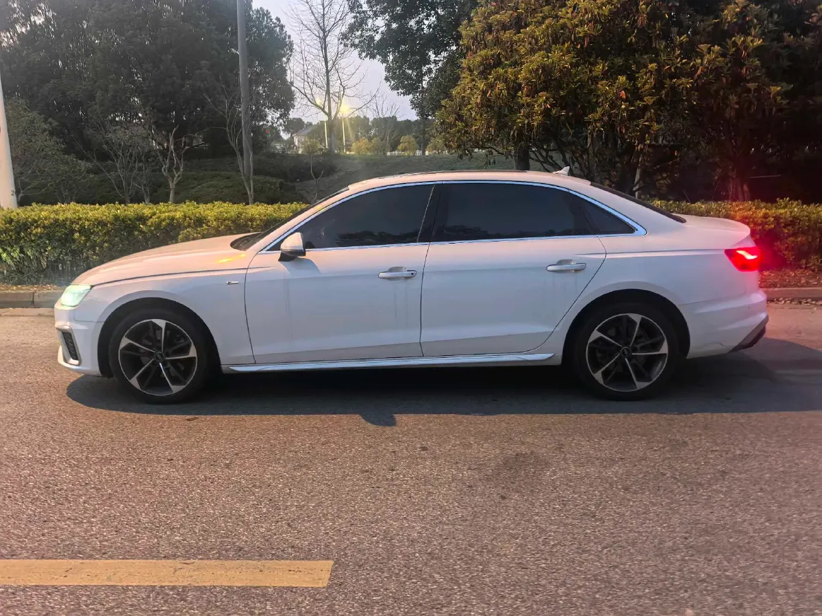 2022 Audi A4L 2.0T 190HP L4 7DCT,autocango,china used car exporter,china ev exporter,chinese used car exporter,chinese used ev exporter