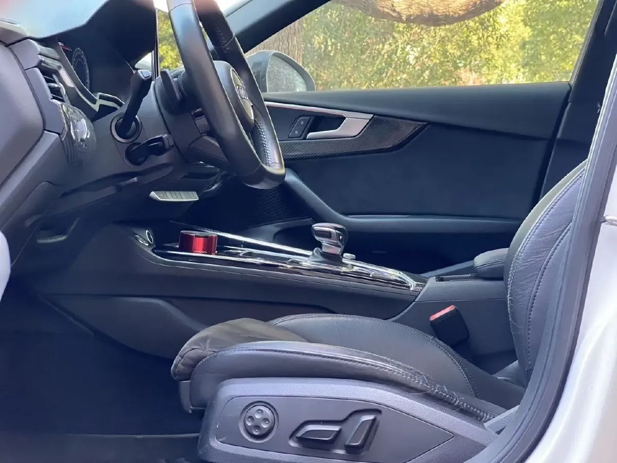 2020 Audi A4L 2.0T 252HP L4 7DCT,autocango,china used car exporter,china ev exporter,chinese used car exporter,chinese used ev exporter