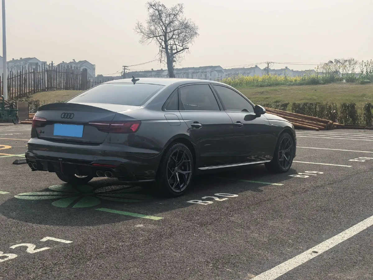 2022 Audi A4L 2.0T 190HP L4 7DCT,autocango,china used car exporter,china ev exporter,chinese used car exporter,chinese used ev exporter